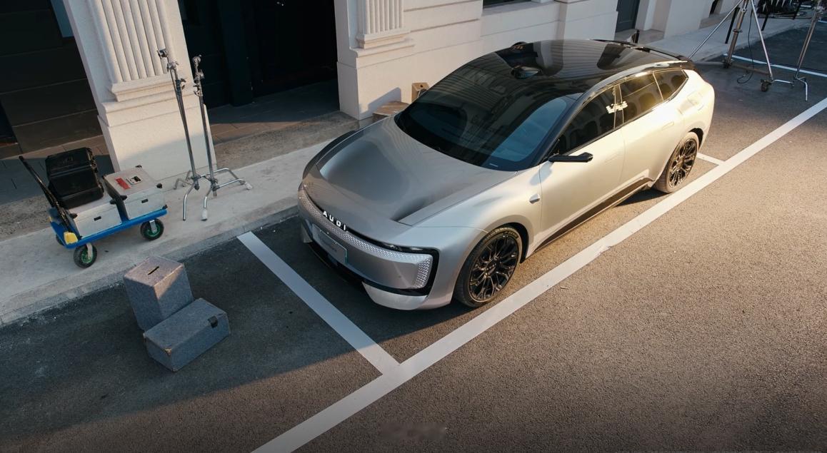 张晚意元旦跟谁过张晚意开奥迪E5接你跨年看完张晚意这条元旦视频，我的直观感受是：