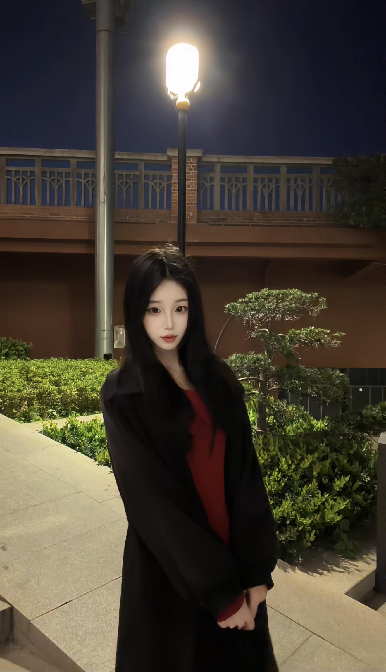 冬天是很需要耐心的季节等水烧开 等电热毯变暖 穿一层一层衣 这些细碎冰...