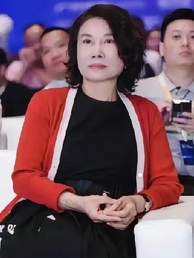 格力硬刚行业，铜铝之争见品质本心
 
空调行业铜铝之争愈烈，格力直接在空调箱体印