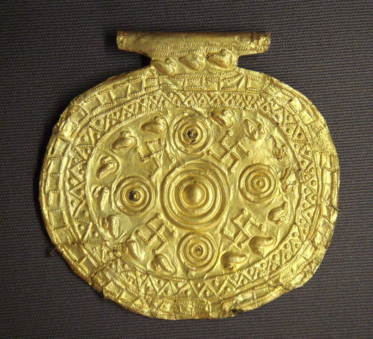 照片中是一件来自意大利博尔塞纳（公元前 700-650 年）的伊特鲁里亚黄金吊坠