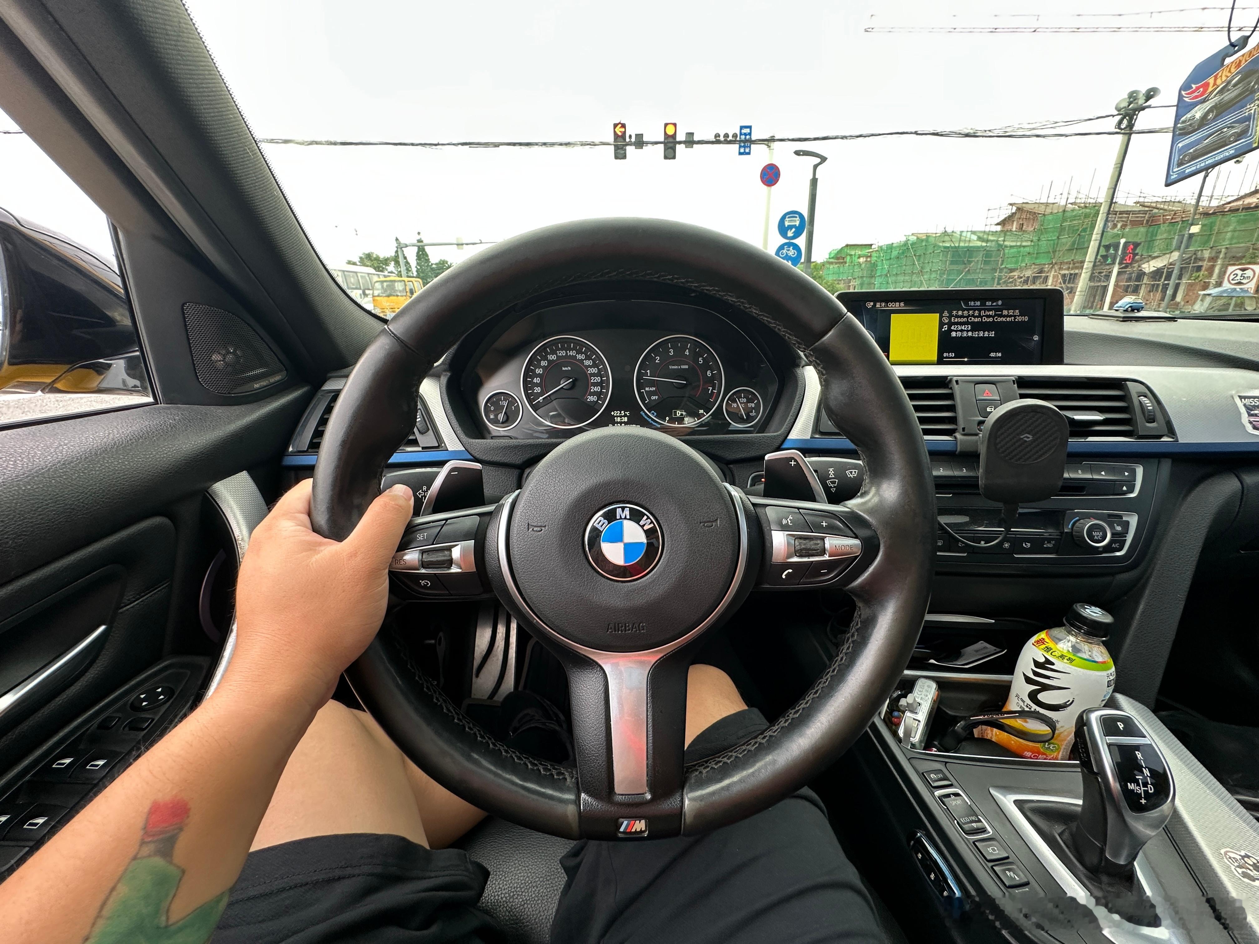 开着改装车出门真的容易交朋友，和这台咬地鲨朋友一起等红灯，他一直对着我笑，我也对