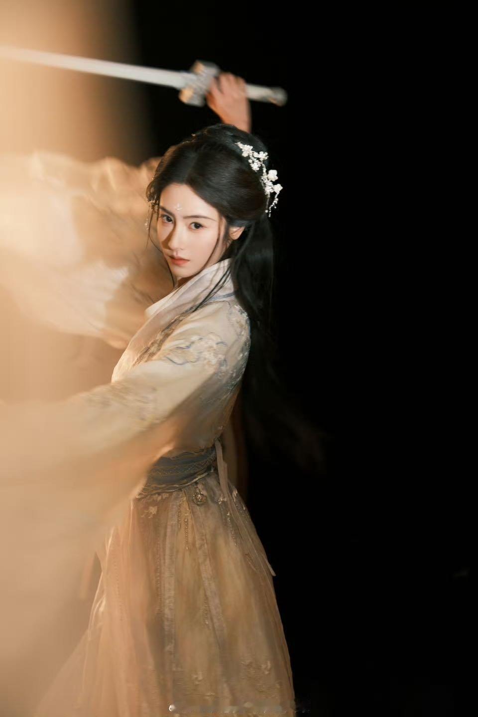 肖冉由毛晓慧出演，从清冷怀庆到质朴肖千喜再到新角色，形象跨度超大，可塑性超强，坐