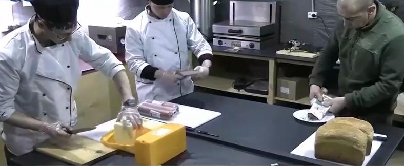 俄军后勤保障采用无人机投送，炊事班一天四次保证热食供应！

这是正在发生的新战法