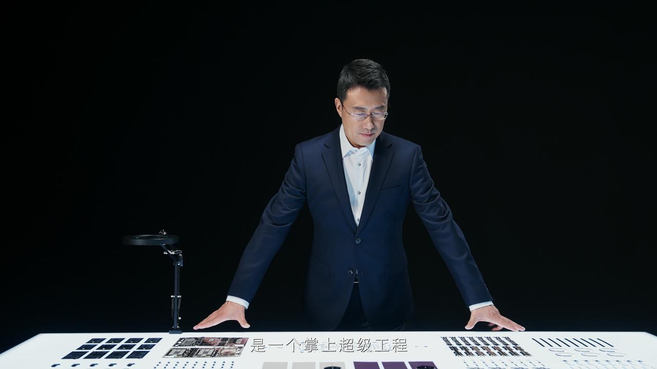 华为终端BG CEO何刚今日发布超级产线视频，带领消费者一起观看三折叠是如何生产
