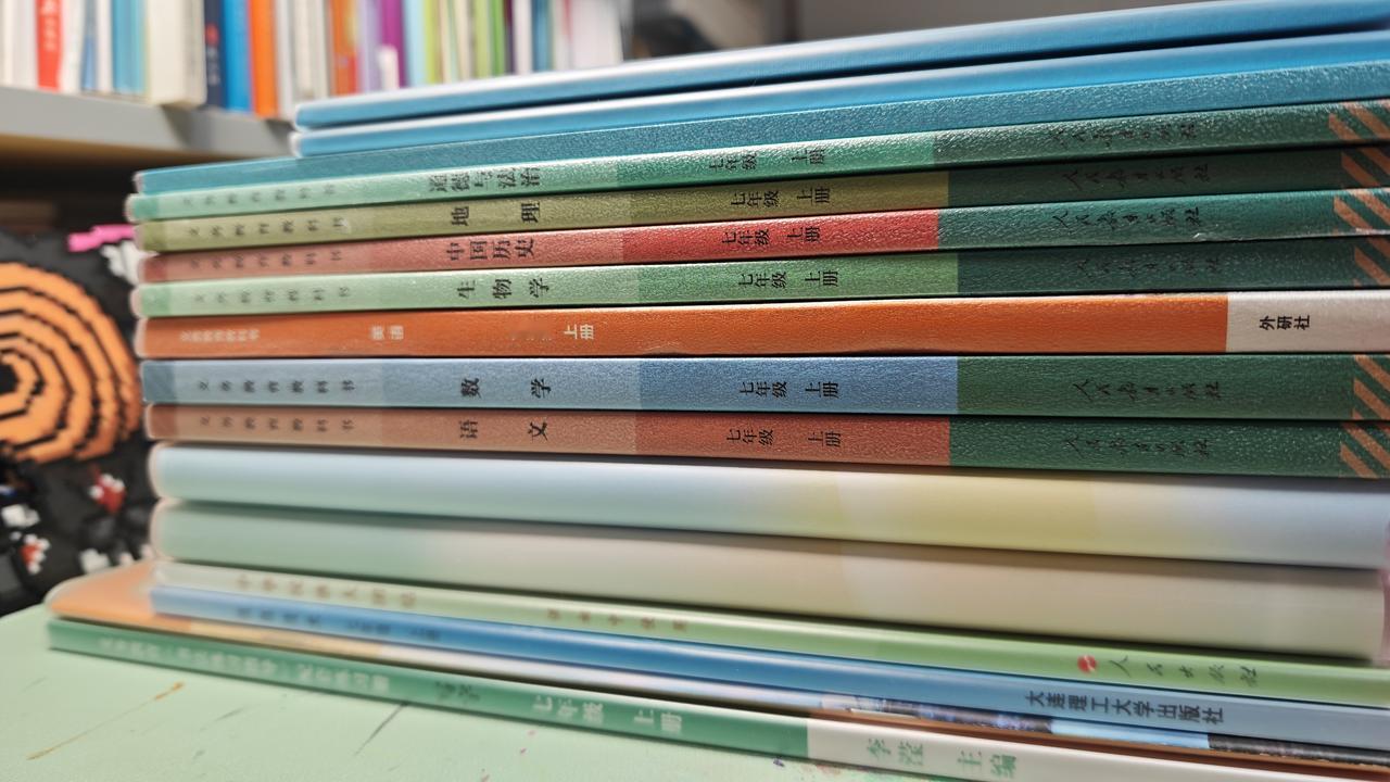 新书到手，最让我惊讶的是“信息技术”，七上整本主旨在学Photoshop，这东西