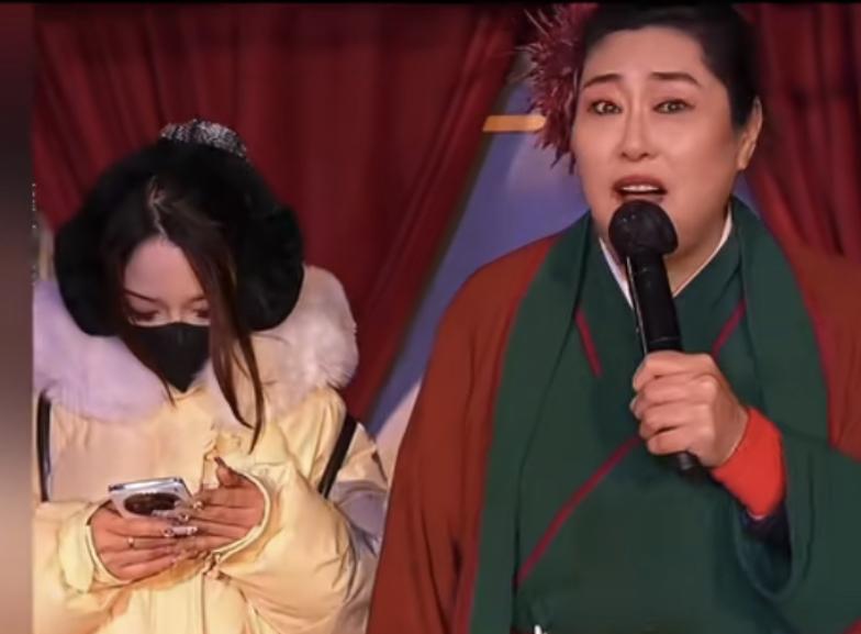 穿的严严实实乖巧站王婆身边时，全场男嘉宾纷纷心动，想给她一个家。结果刷到她的短视