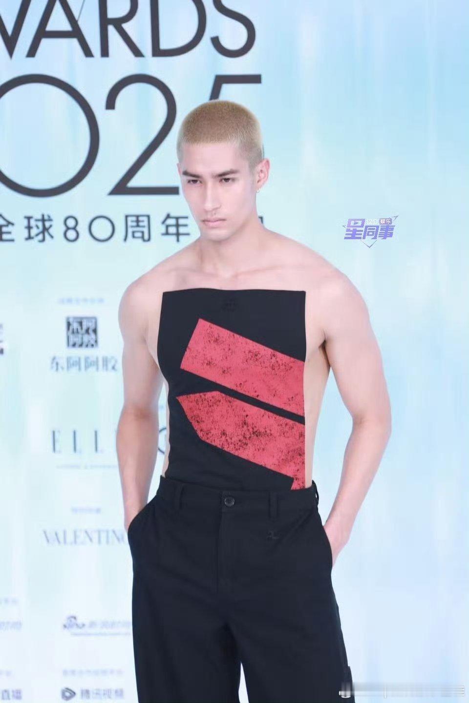 米卡胸口披块布就来红毯了米卡穿了吗米卡也太会了吧，他是天生属于时尚圈的人，哪怕是