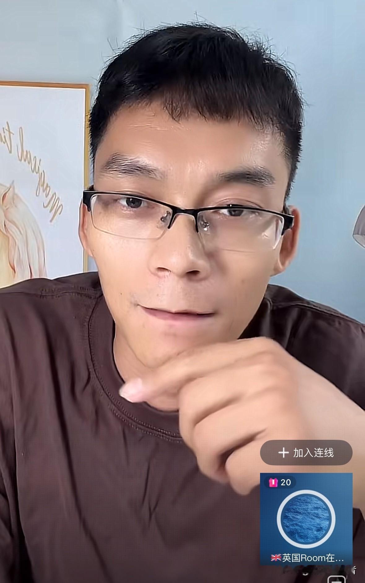 今晚，唐尚珺直播时，那位常和他连线、爱说英语的网友又来连麦了。直播间依旧人气火爆