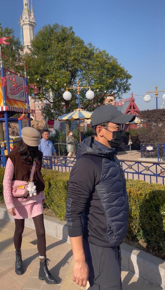 唐嫣罗晋带娃逛迪士尼 天呐‼️好幸福的一家三口！唐嫣和罗晋带着宝宝一起逛迪士尼[