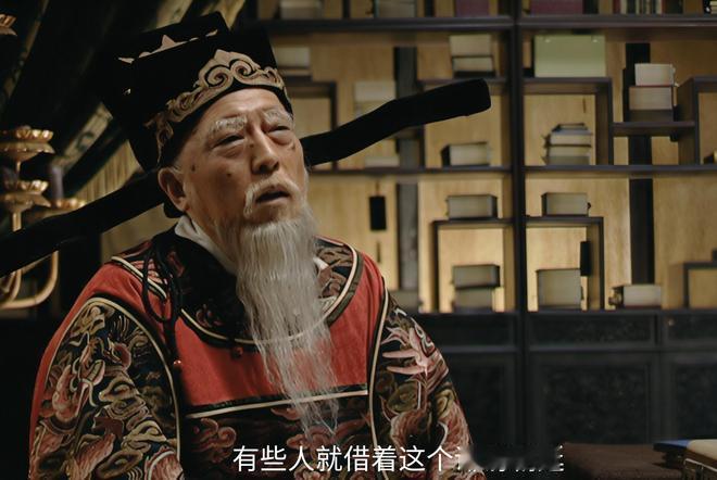 1567年，江西分宜县郊外的墓地旁，一个衣衫褴褛的老者已无气息，他就是曾经把持朝