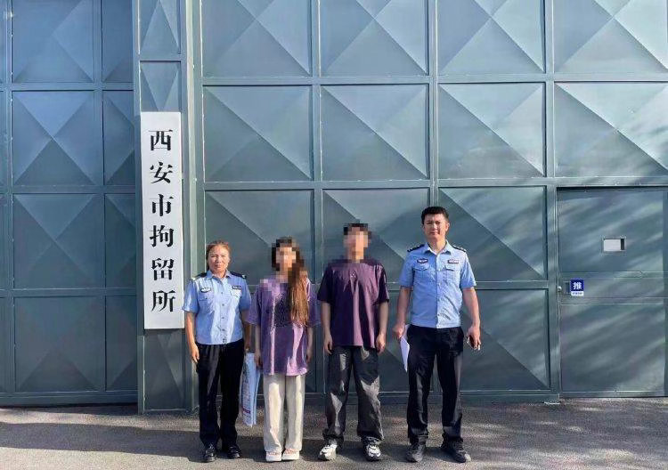 西安开锁师傅火速送考系摆拍【西安一开锁师傅紧急救助忘带准考证考生？西安警方：非真