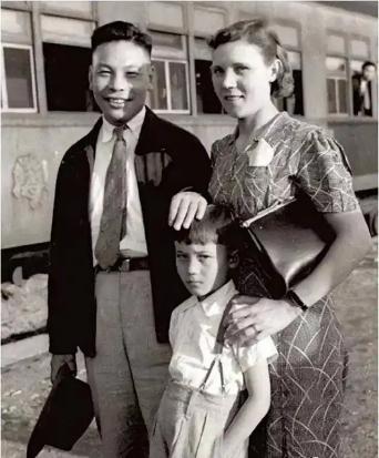 [浮云]1939年，蒋经国的妻子蒋方良正在屋内行走。突然，她脱光了自己的衣服，从