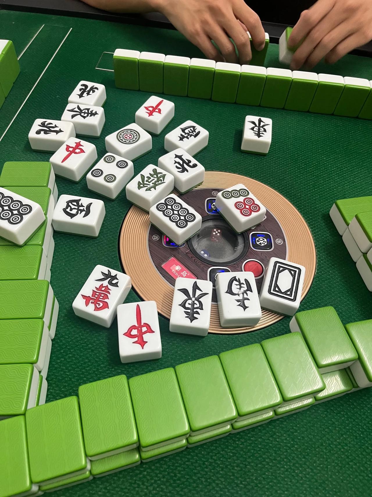 谈麻将
（中年看世界第3天）

麻将分为东西南北中白板和1~9的万饼条。通过组合