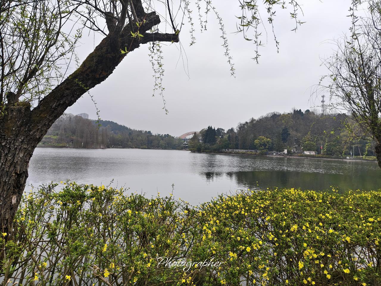 我用这张照片就能证明去过贵阳观山湖公园。照片里，冬日暖阳洒在湖面上，湖水如琉璃蓝