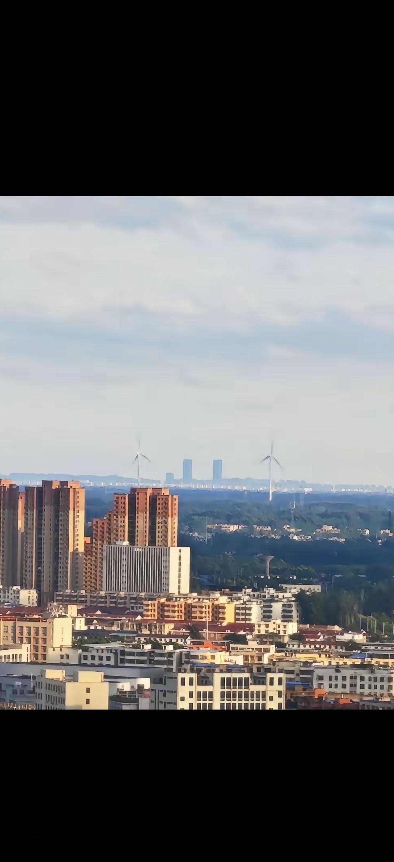 站在太和县南城看阜阳双清湾双塔，那感觉就像打开了一幅城市画卷。双清湾双塔在远处矗