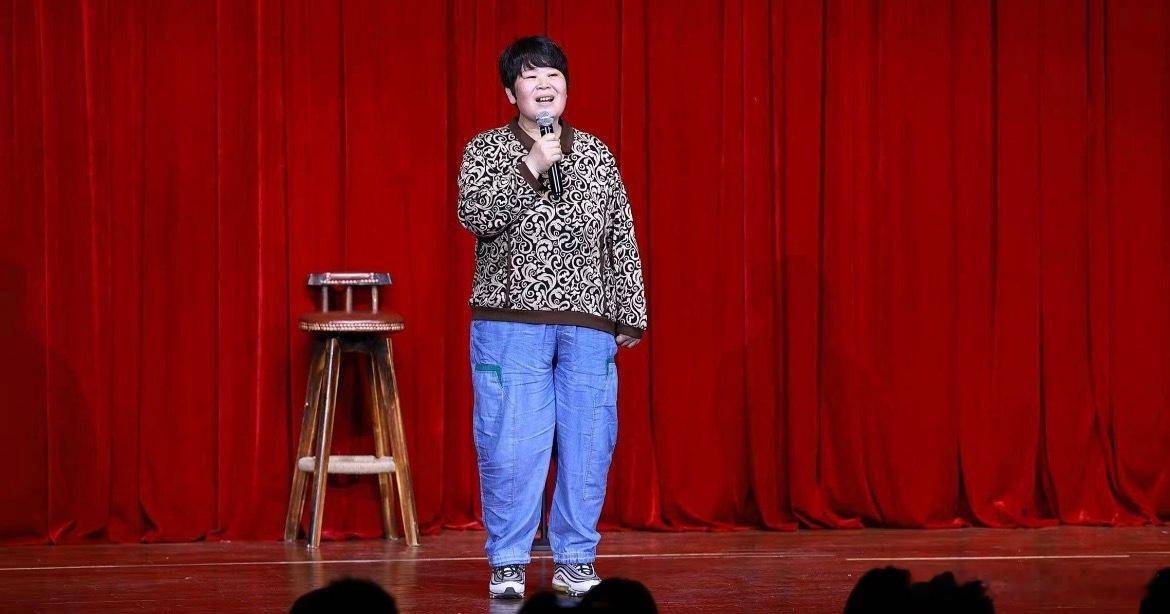 房主任女儿给妈妈安排相亲 综艺没有把中年相亲当做笑料来恶搞，而是很平和的去呈现，
