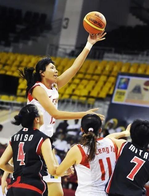 39岁中国女篮前队长陈楠近况：退役后嫁给公务员男友，生下2子
陈楠是1983年生