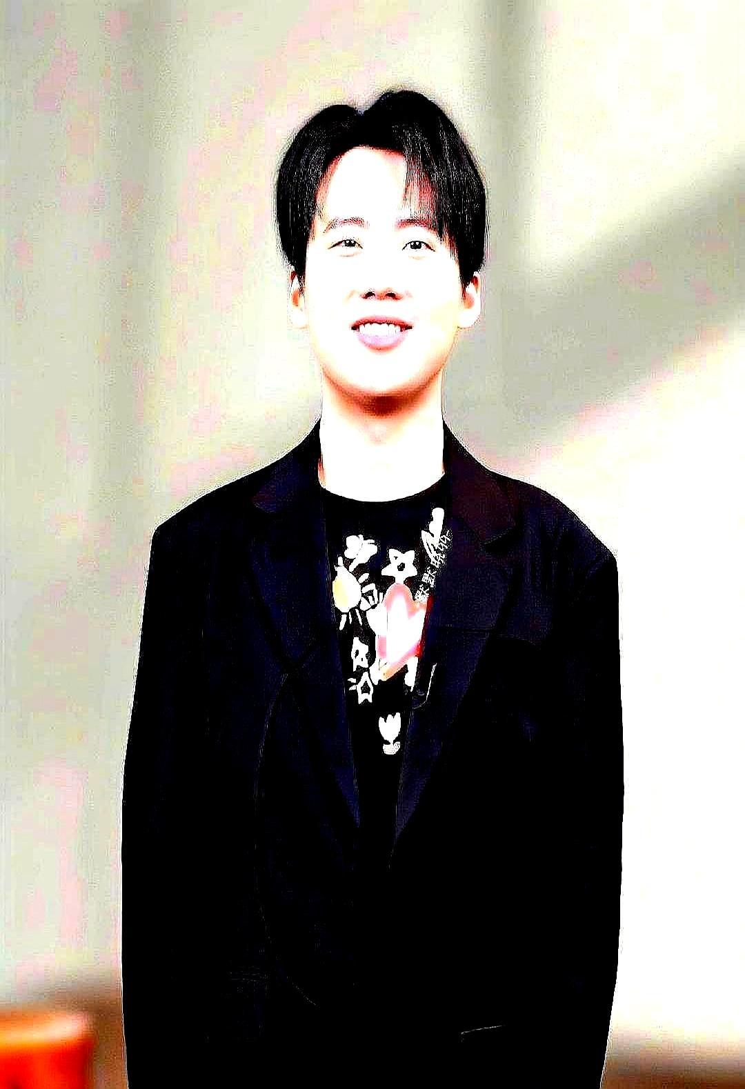 郭麒麟当众骂搭档阎鹤祥是禽兽，就因为他娶了个小7岁的老婆。
 
阎鹤祥眼珠子一转