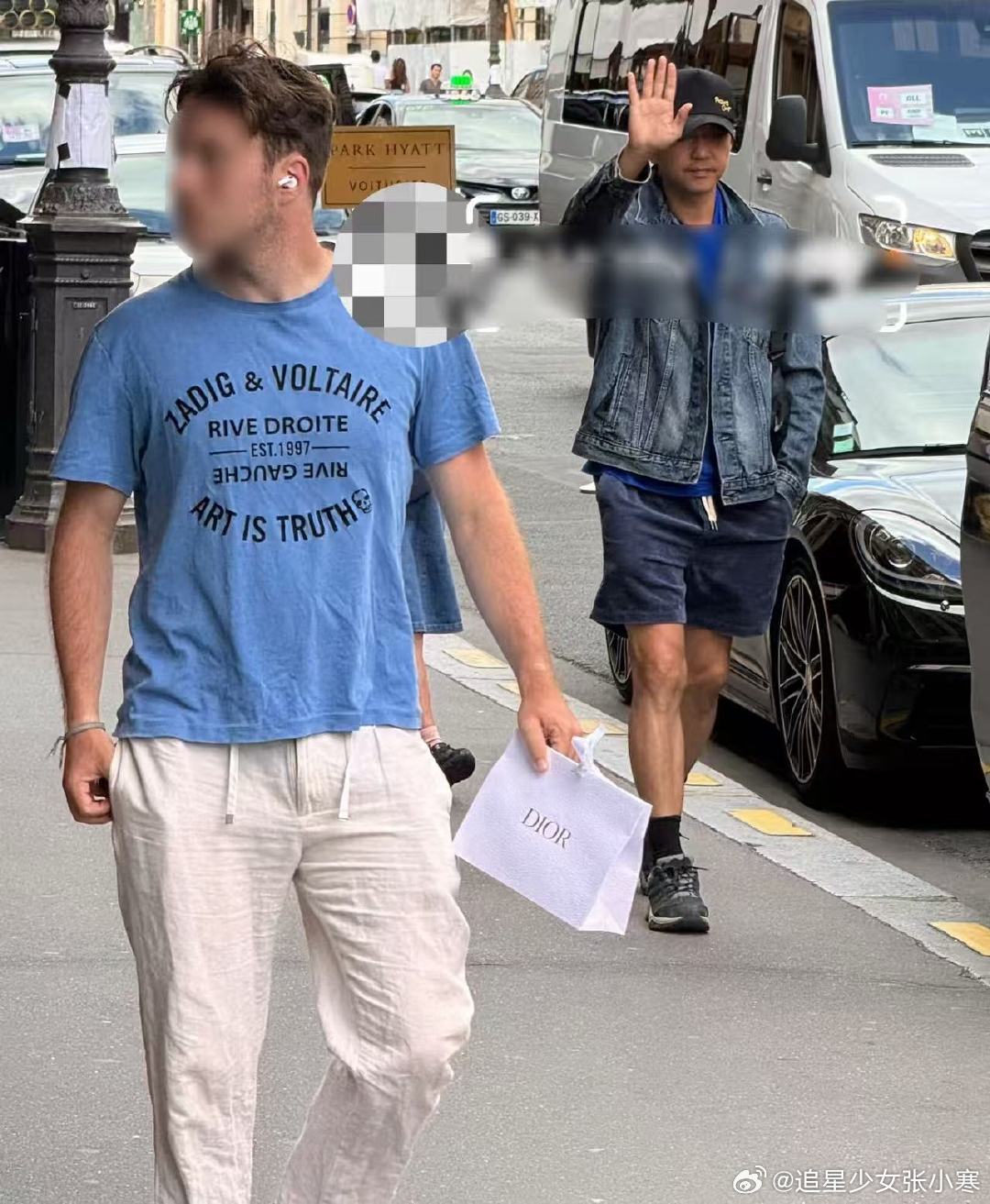 巴黎偶遇邓超和女儿小花网友巴黎街头偶遇邓超和小花，没记错的话，昨天不是还在演唱会