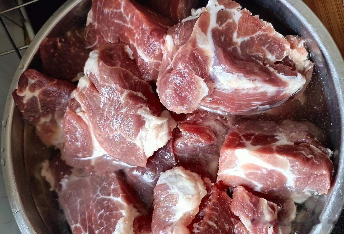 某多买的牛肉，10斤135，说是新西兰进口牛腱子肉。顺丰包邮。足斤足两。冷链运输