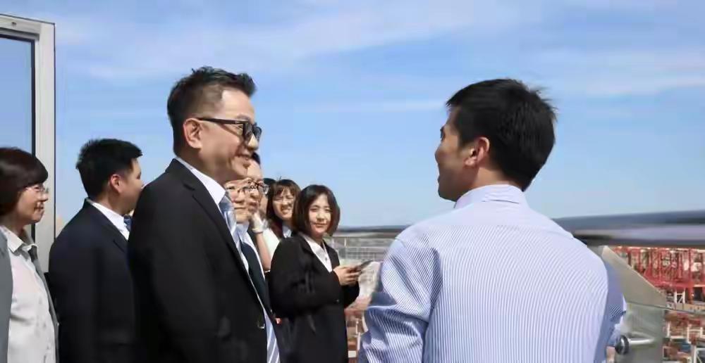 台湾民众党青年团7月14日
参观上海洋山港。他们面对“钢铁工蚁”零人工、全智能的