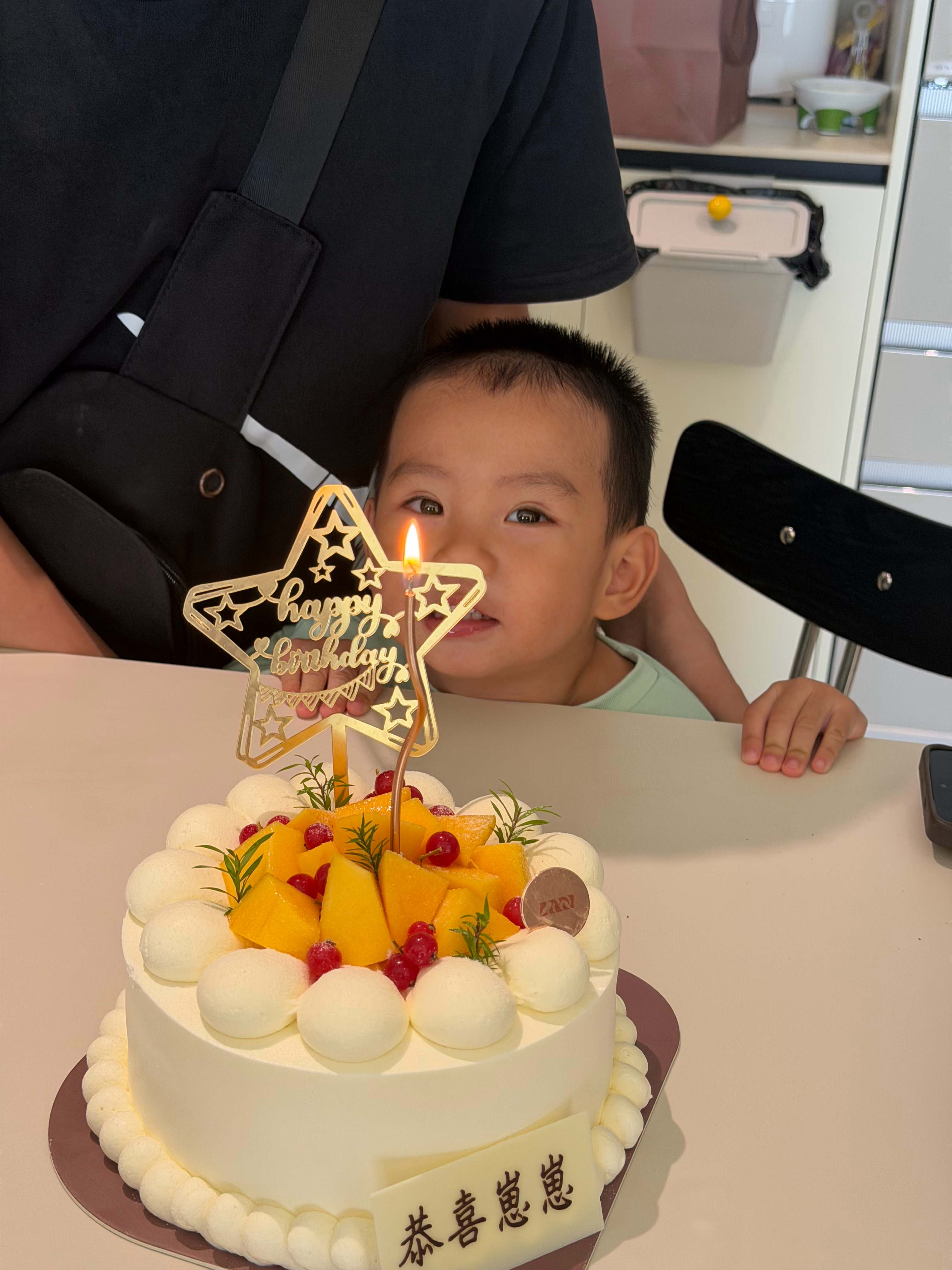 没有人生日只为了庆祝一岁半的小侄儿会说“崽崽”买了个蛋糕乔治也吃爽了