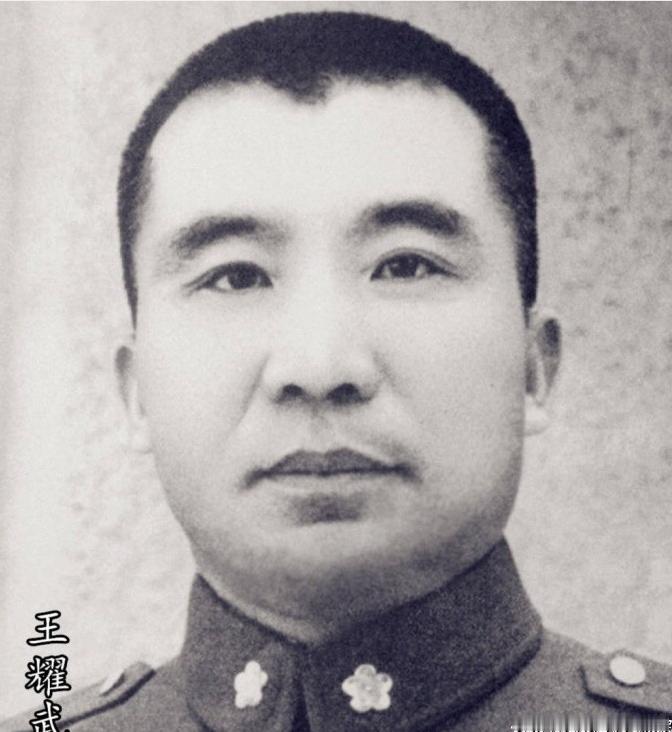 [微风]1941年，日军用毒气攻下高安城，51师师长王耀武看着满地的国军尸体悲痛