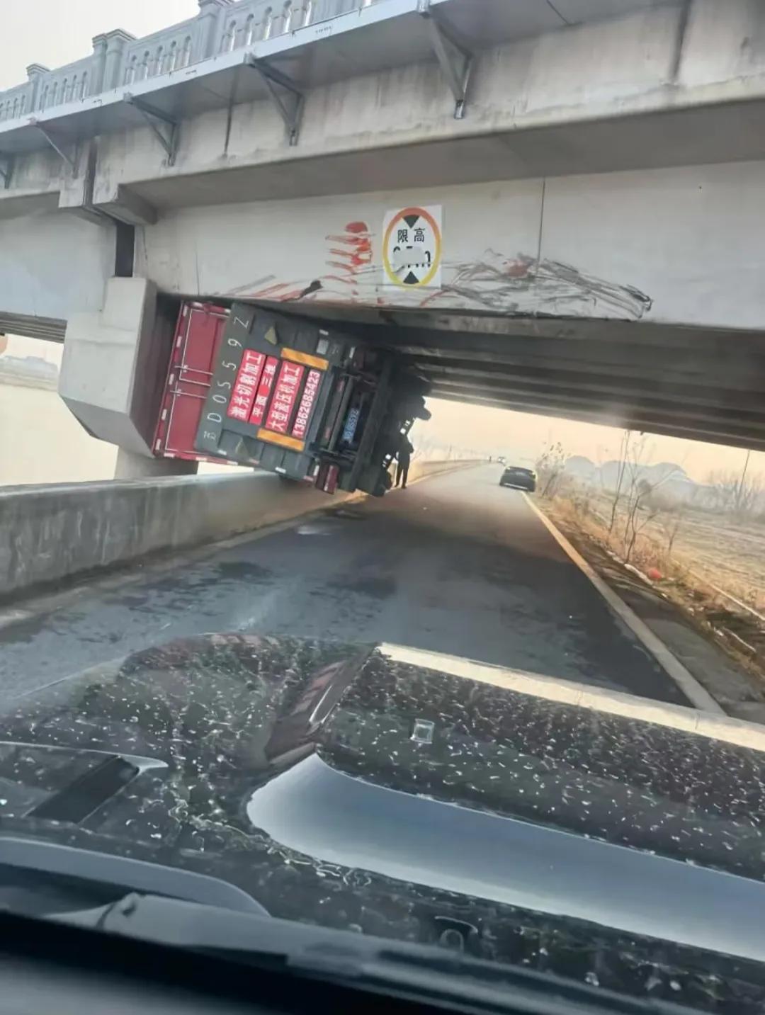 这车是怎么开上去的？车技不一般啊！