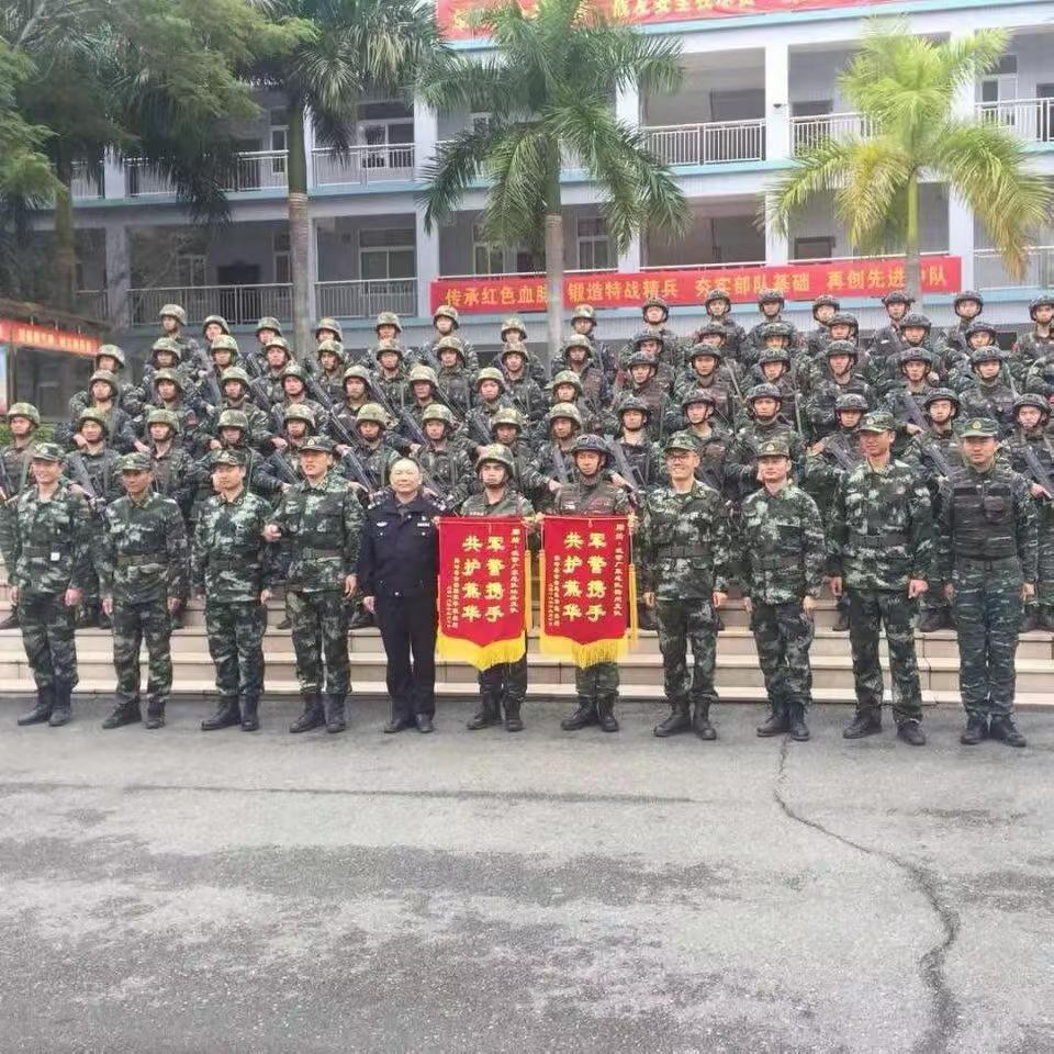 2018年在梅城与广东省各地参加拉练培训的武警合影留念。青春有迷彩才是青春的样子