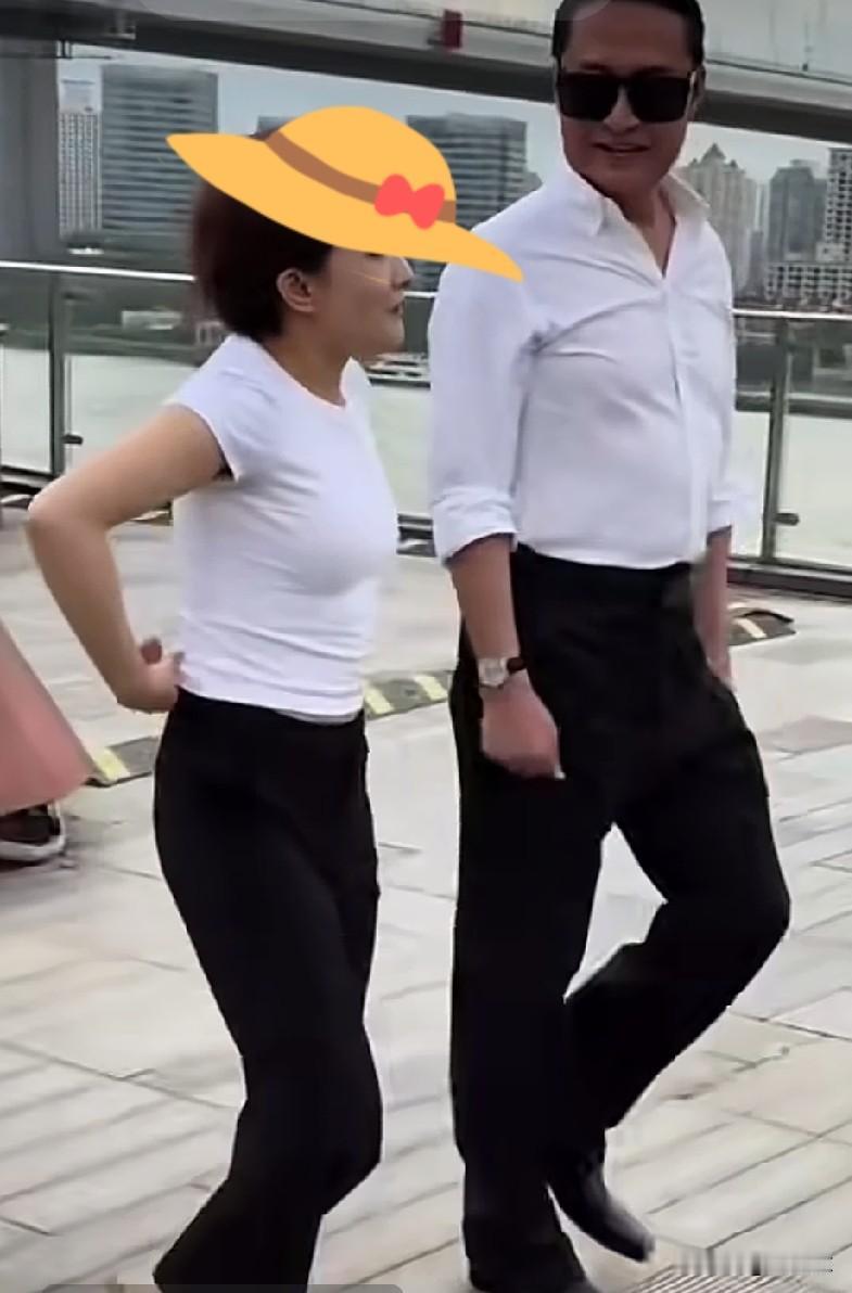 猜猜看，草帽下是谁的眼睛[奸笑]