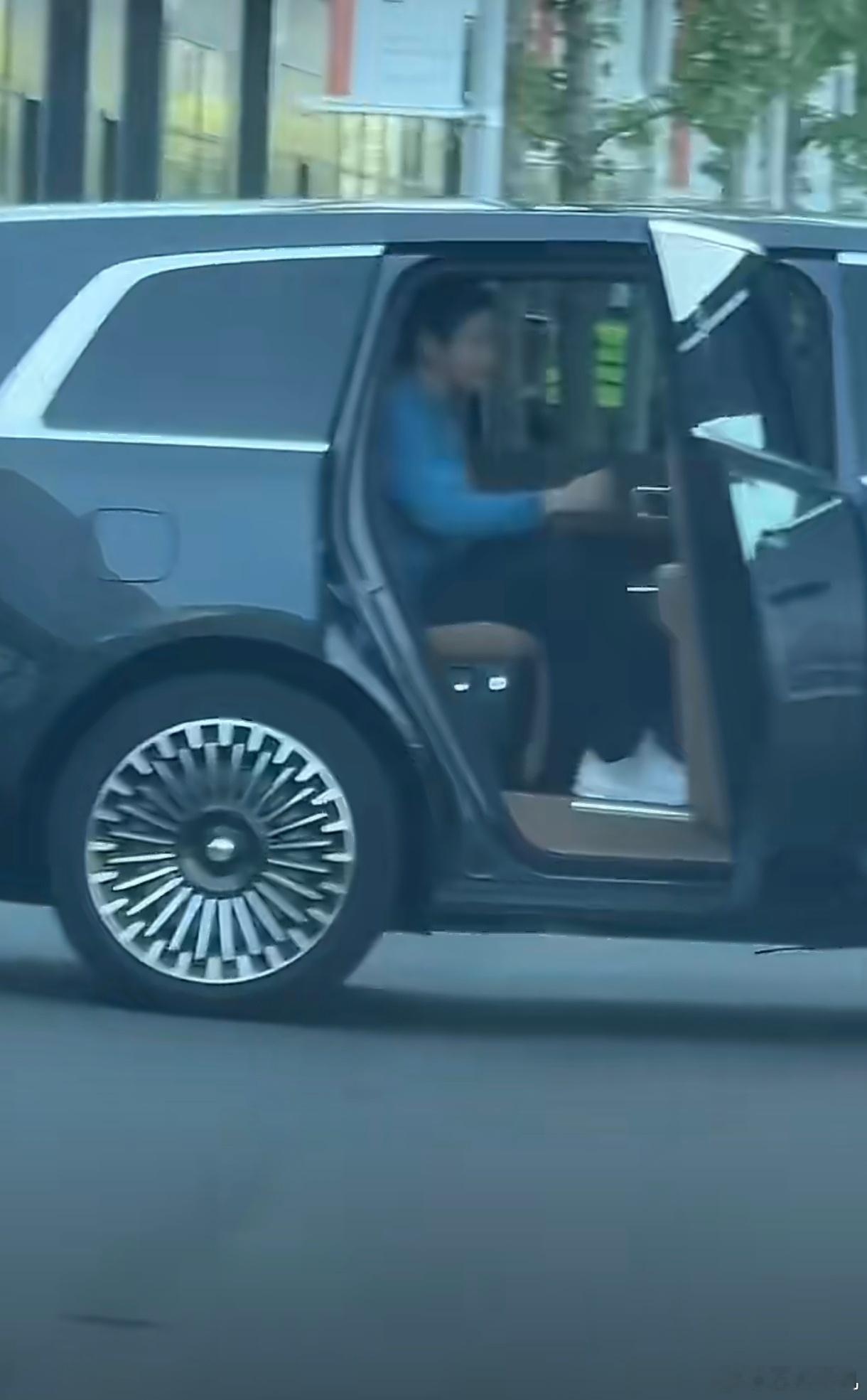小米澎程才是真老板的座驾啊，接近90°的开门，雷总上车很优雅，而且车门是电动的吗