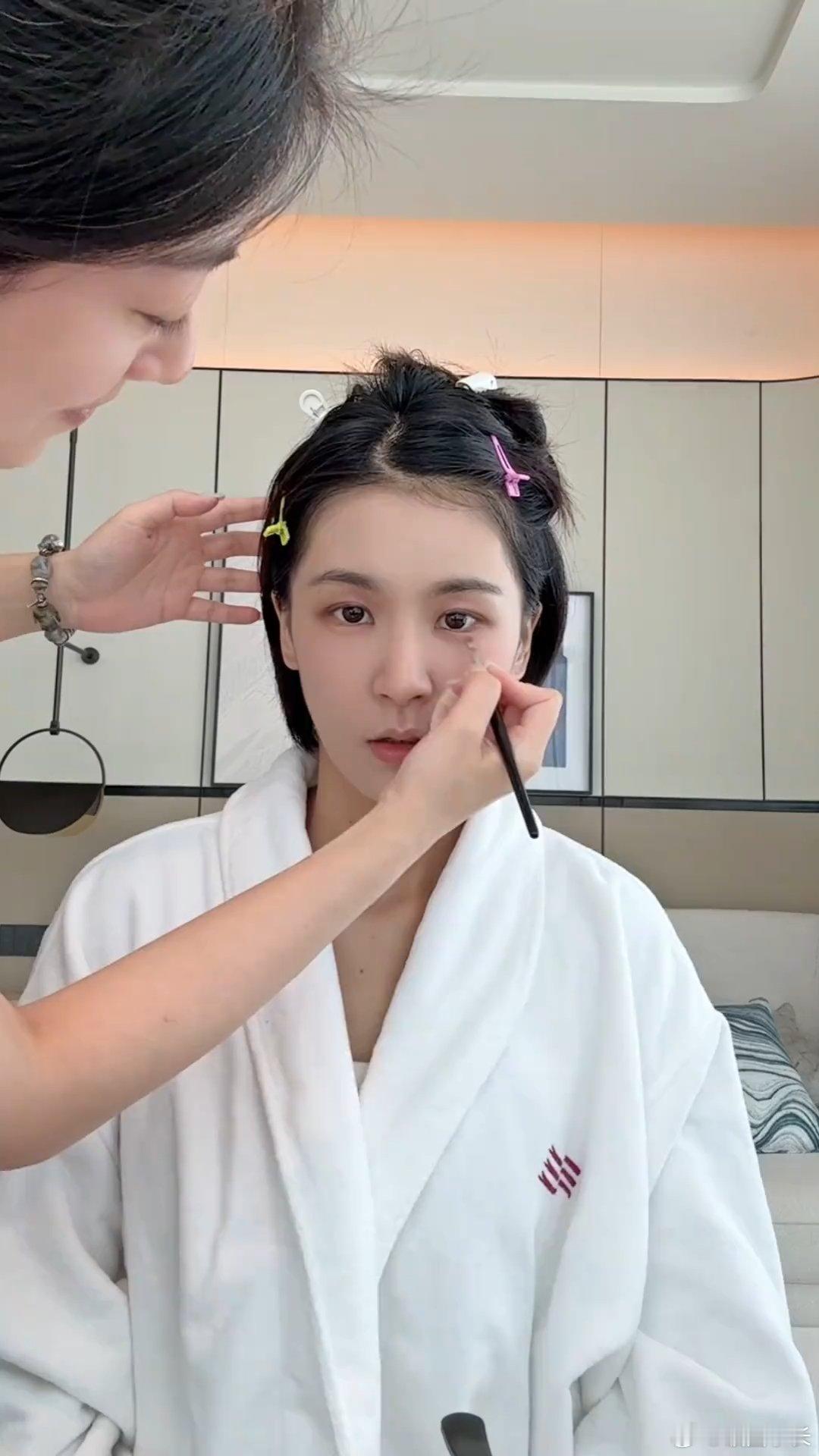 曾沛慈曾沛慈不允许用雷婷形容穿搭曾沛慈迎来了最适配的BGM 曾沛慈跟风玩梗，用O