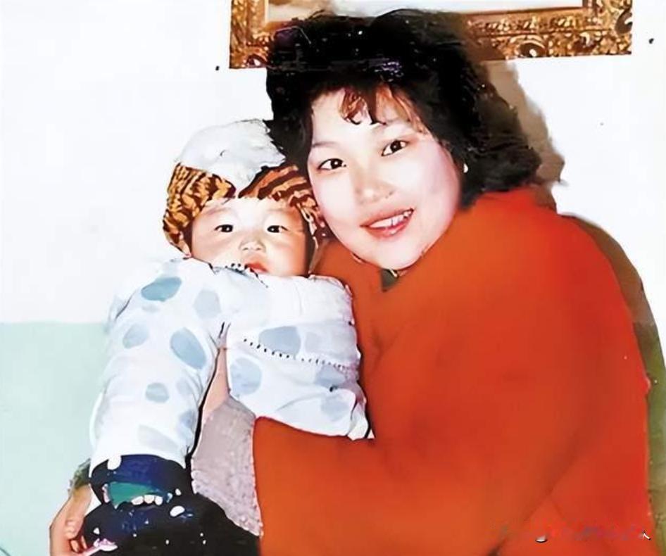 1988年，武汉一女老师身怀六甲仍在上课，她突然腹痛不止，丈夫赶来一看，高兴说：