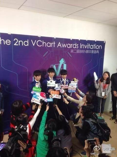 tfboys十二年前采访图 瞬间被拉回那个夏天。一转眼十二年，当年的三小只长成独