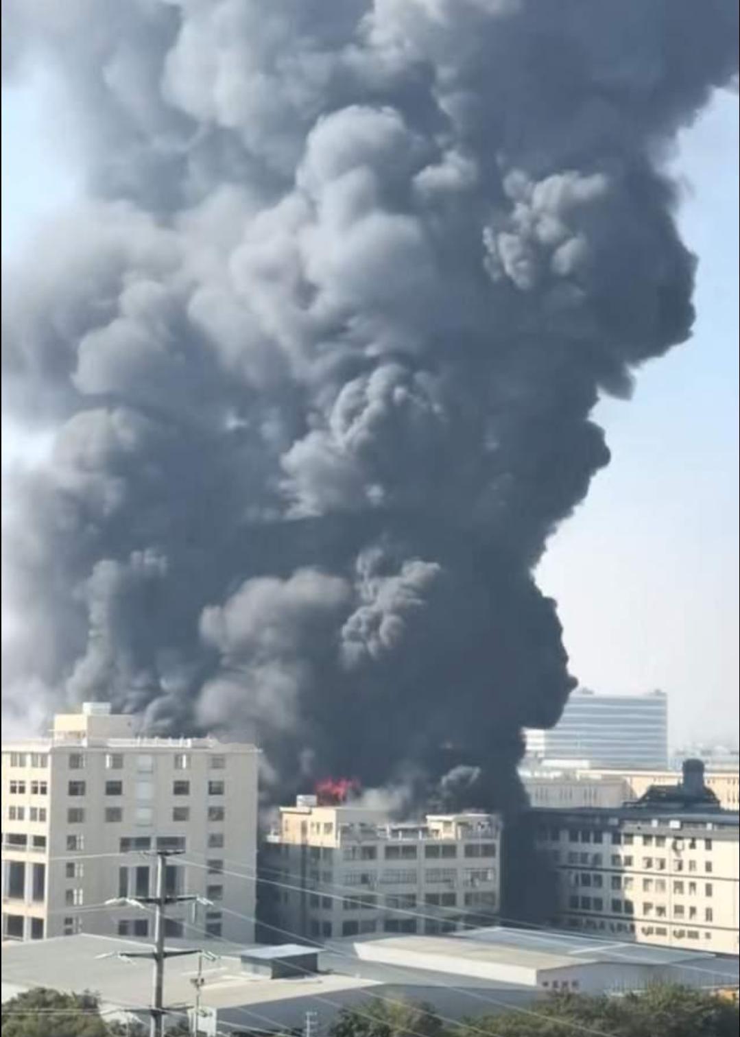 浙江金华一物流园区突发大火
11月22日上午，浙江省金华市鞋塘街道菜鸟物流园区一