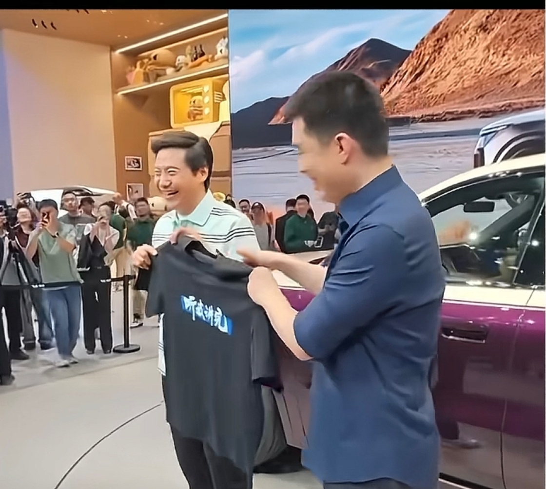 雷军到理想展台看全新理想L9雷总看理想L9，看就看嘛，怎么还带个“听我讲完”T恤