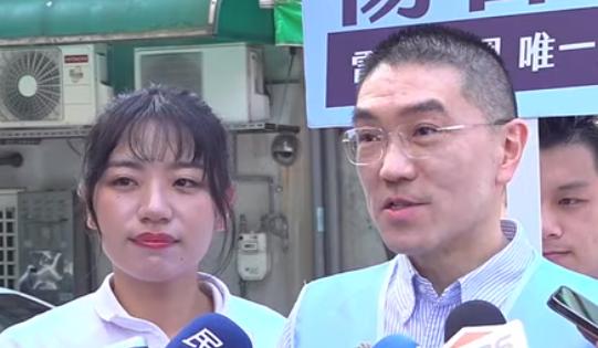 今天，国民党前主席朱立伦嫡系子弟兵杨智伃走入菜市场，一一跟民众拜托，基隆市长谢国