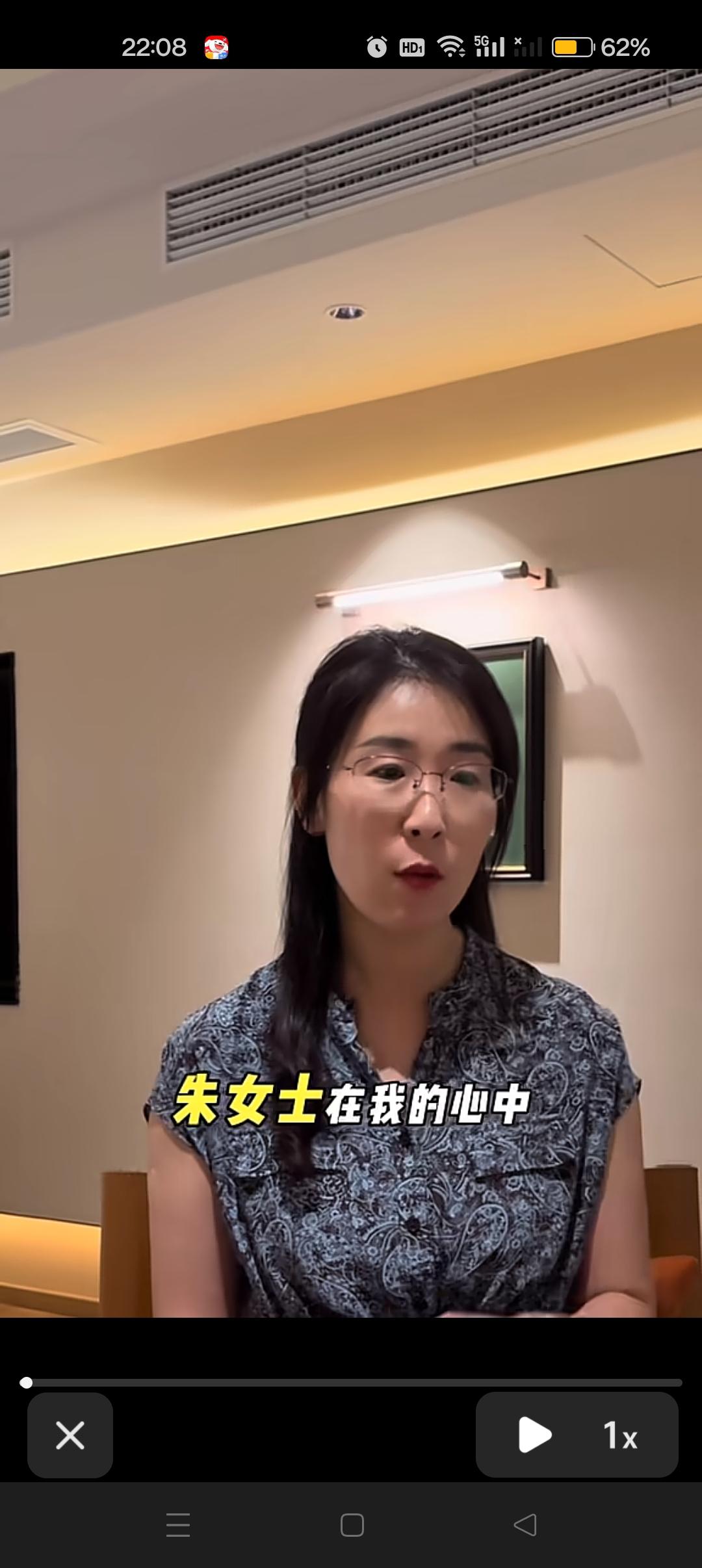 网友：我觉得朱女士
可以做律师，做主持人她的思维，她的谈吐......她的认知都