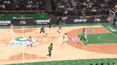 辽宁本钢外援莫兰德真是太幸运了！在今天辽宁本钢主场迎战南京天之蓝的比赛中，当时比