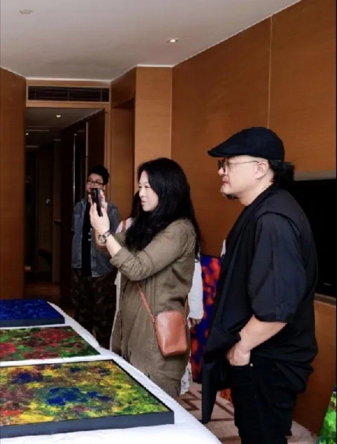 沈傲君一看就是富贵相，后来听说她嫁的不错，相当不错。她既有古典美人的温婉娴静，也