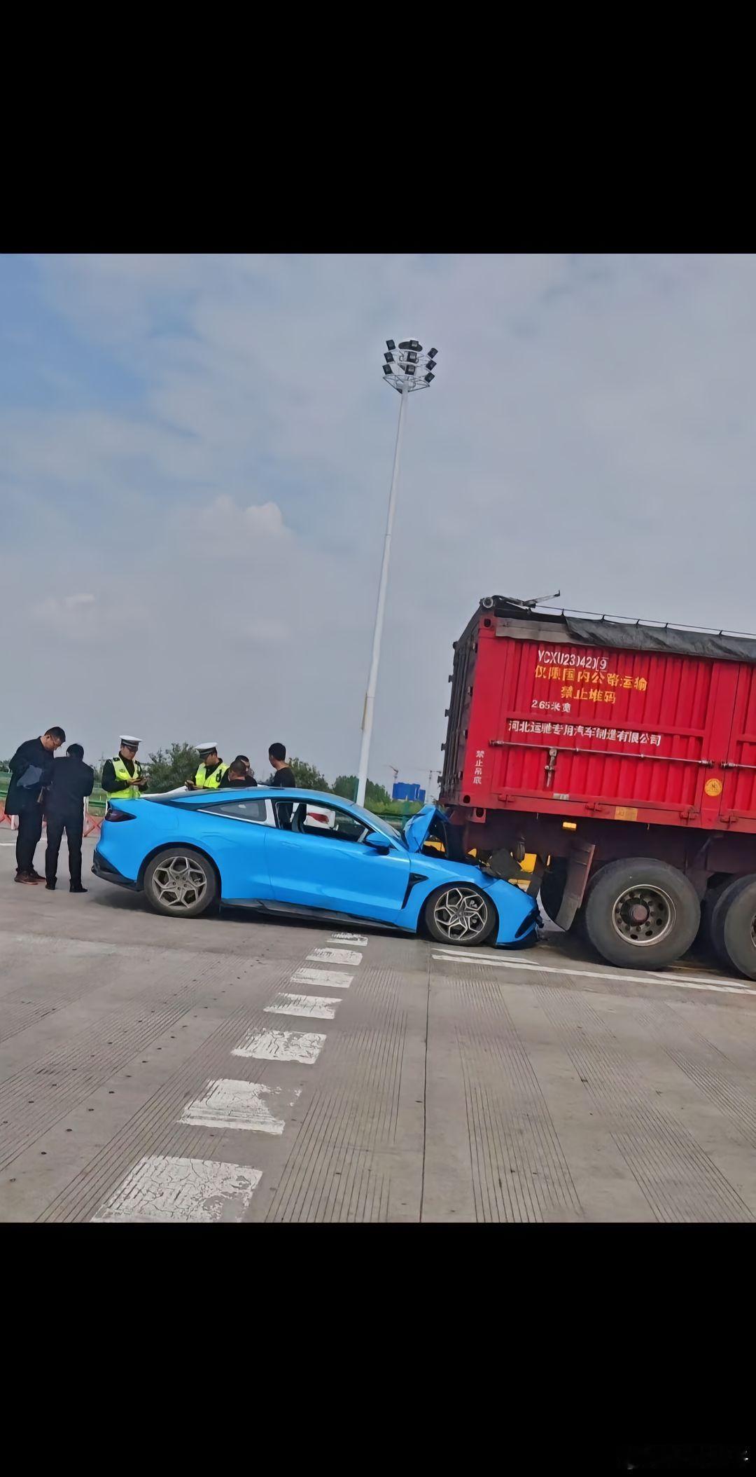 连小牛说车都不敢测的追尾半挂大货车，哪吒GT给你测了，底盘这么低的车，A柱都没伤