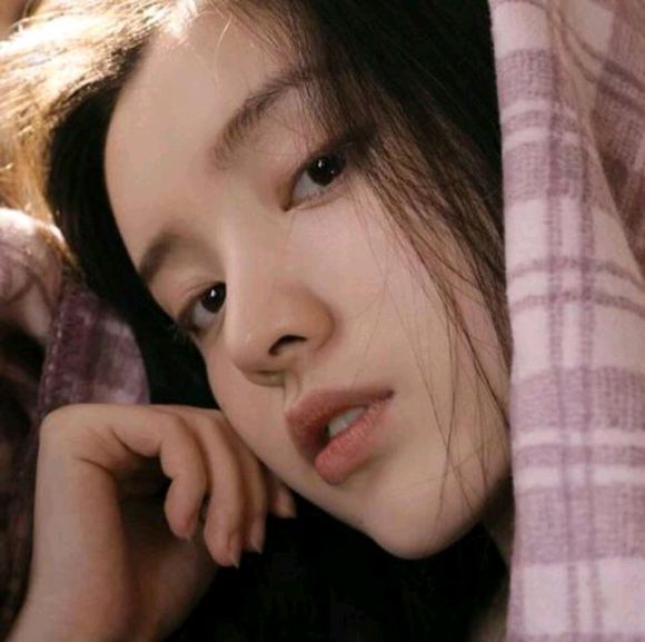 “    有一种人 你不约她 她永远不会来约你 但你千万别以为她的私生活有多么丰