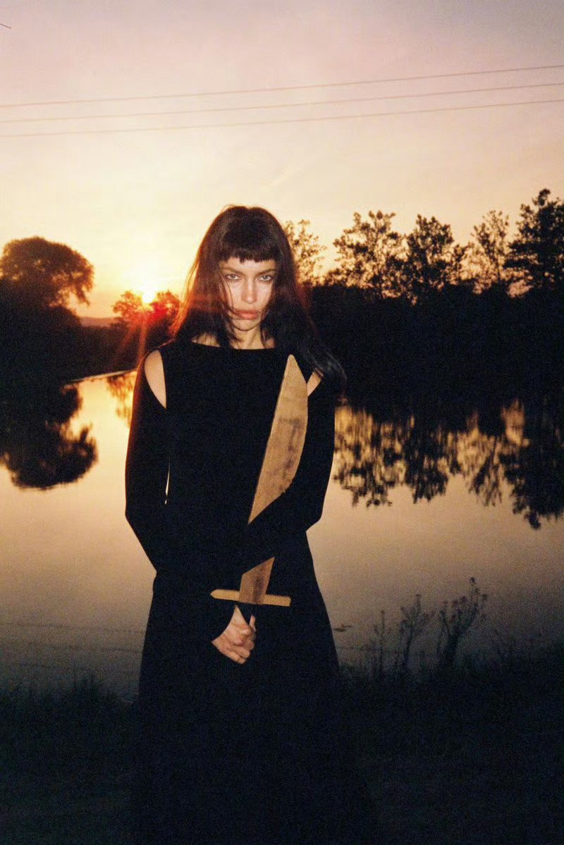 Self Service F/W 2025大片 “莲姐”Irina Shayk 