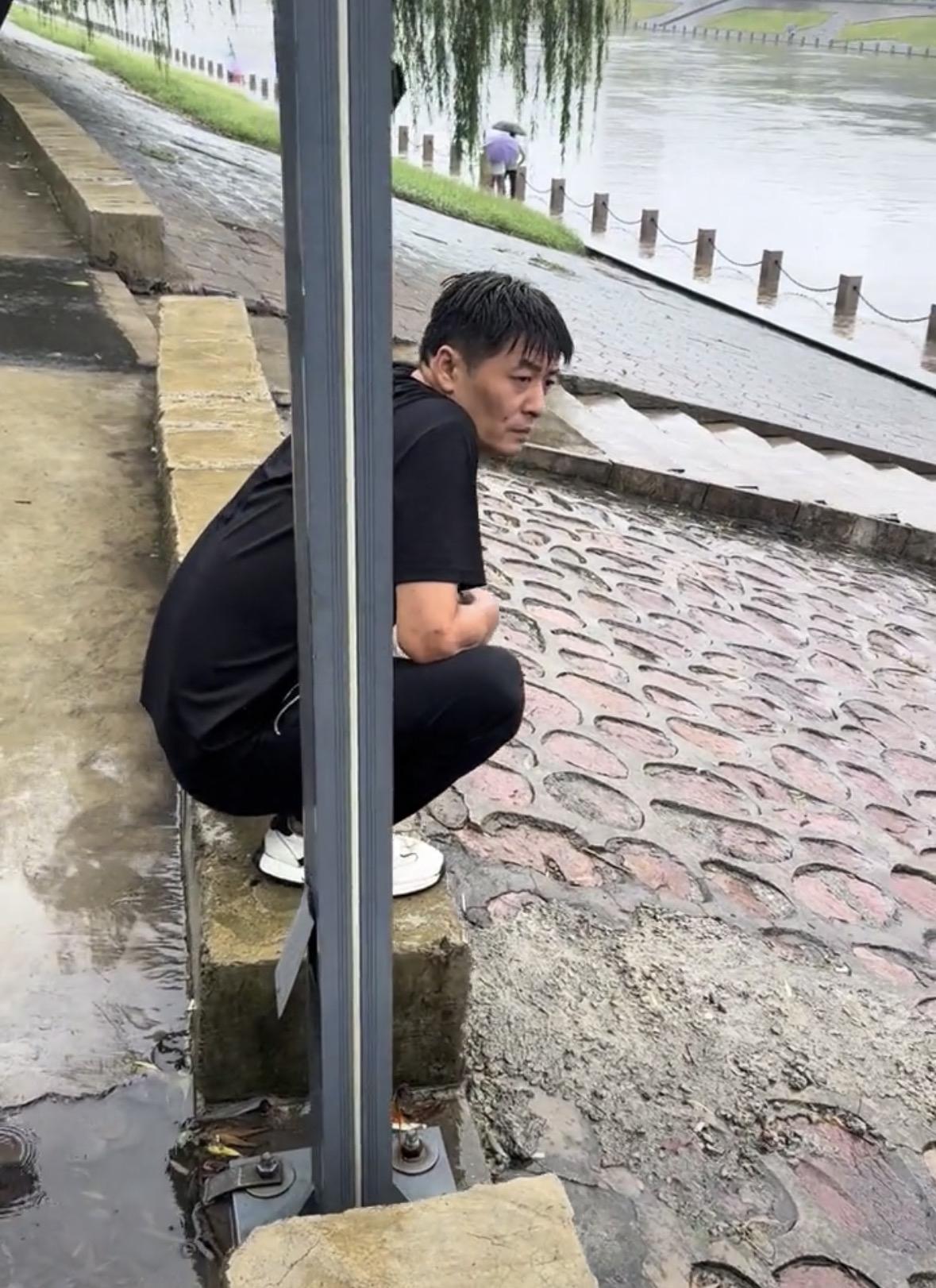 烧烤陈杰今天开始选食材恢复摆摊，大雨让陈杰休息两天，今天终于可以正常出摊。

陈