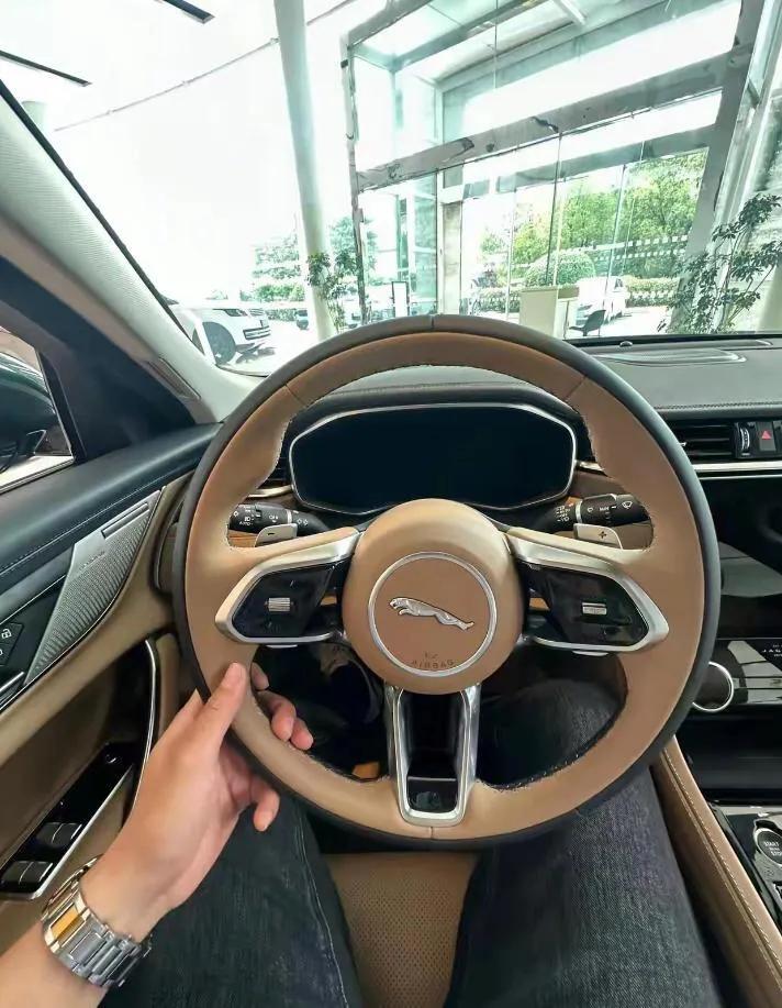 捷豹到底是因为什么才卖不过bba的?

不知道大家都有没有去过捷豹的4儿子店，体