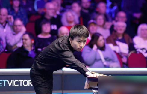 江俊这杆球，把斯诺克观众给看沉默了。平均32.8秒一杆，硬是把卫冕冠军塞尔比给磨