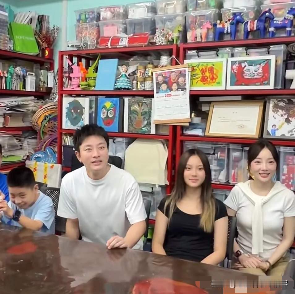 难道这是要复婚的节奏吗？近日贾乃亮和前妻，还有女儿甜馨一起做公益，一家人同框的画