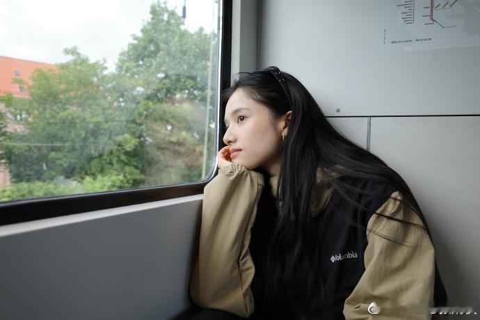#张婧仪森系氧气少女##张婧仪在森林中看落日#张婧仪森系氧气少女准时上线，今天张