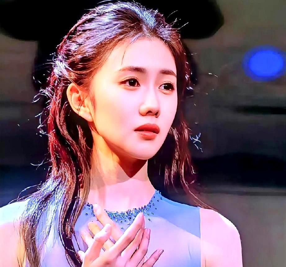 刘浩存对着空舞台鞠躬时，你绝对想不到后台正发生核爆级技术叛乱。
火山引擎竟用4D