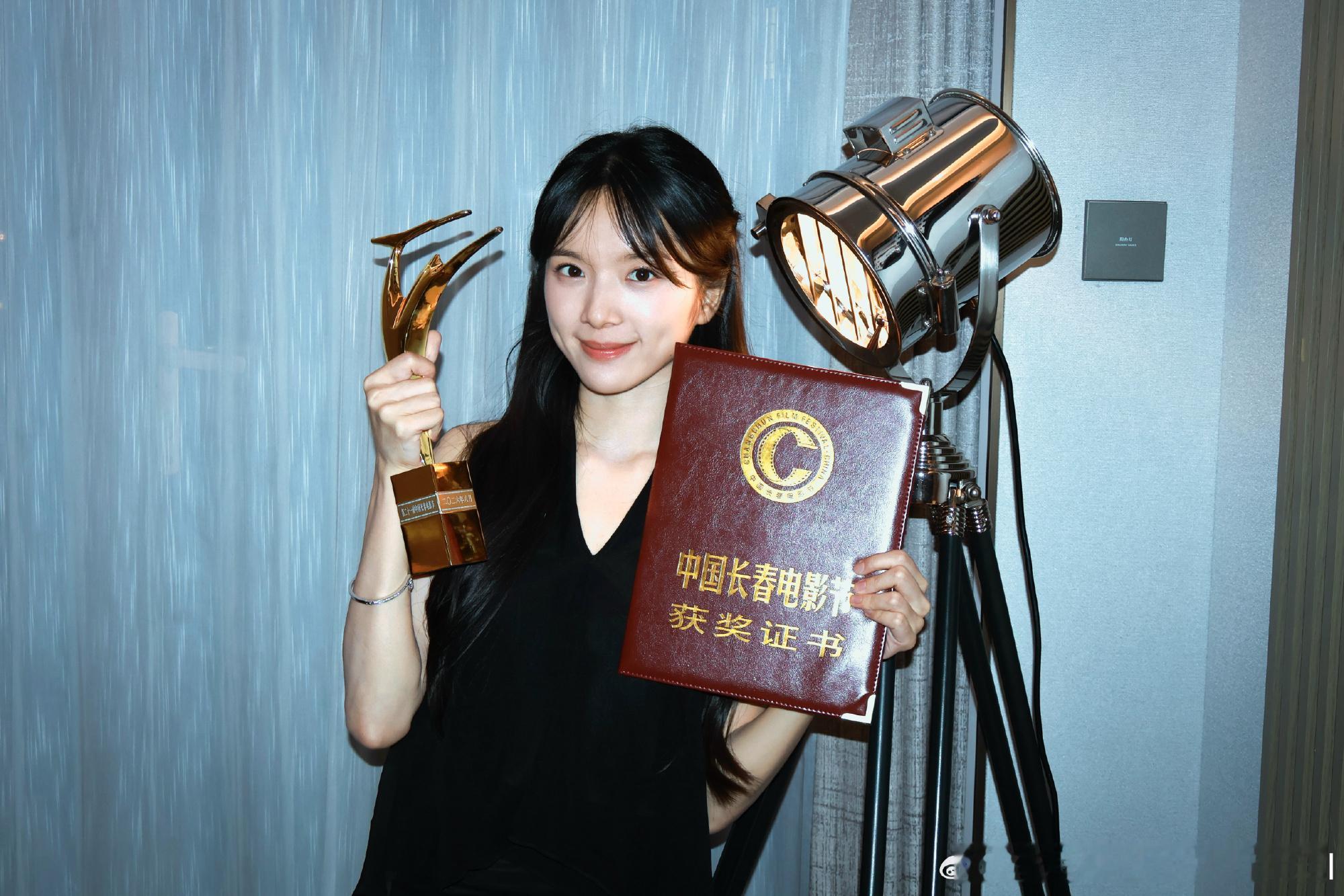 李思潼工作室晒捧杯照 李思潼工作室营业了，晒了金鹿奖影后的捧杯照！未来可期！ ​